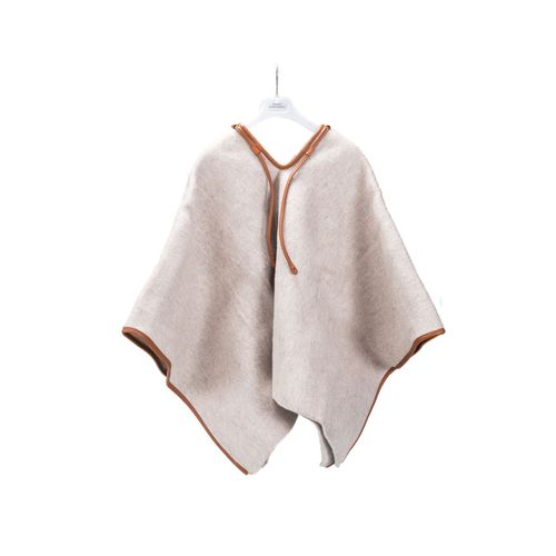 Ruana tradicional cuatro puntas gris claro Nobsa